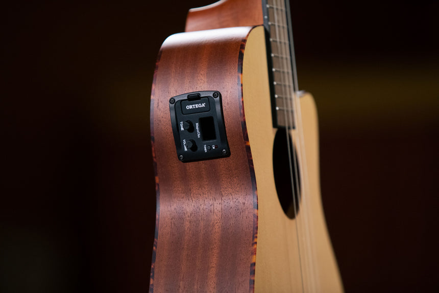 ORTEGA Bonfire Serie/Preamp Bariton Ukulele - Fichte Natur mit Lasergravur - Musik-Ebert Gmbh